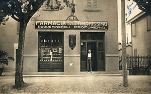 Il dott. Passerini posa davanti alla Farmacia, ca 1925