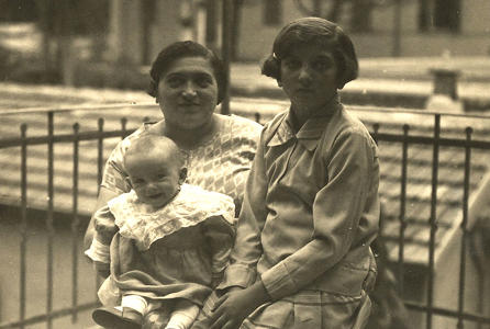 Corinna, moglie di Arnaldo Passerini, posa con le due figlie: Vittorina e Arnalda nell’estate del 1927.