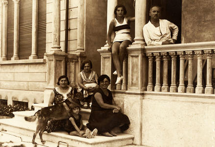La Famiglia Passerini, presso il Villino dell’Amarissimo, da poco completato all’inizio degli anni ’30.