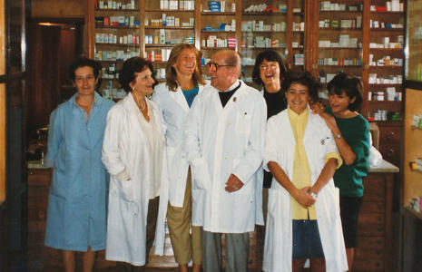 La Farmacia dell’Amarissimo e il personale, nel 1986, poco prima della ristrutturazione.
