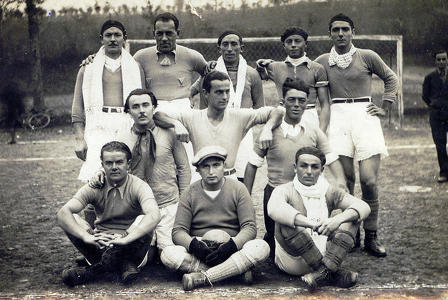 Enzo (in alto a destra) prima di una partita di calcio a Morciano.