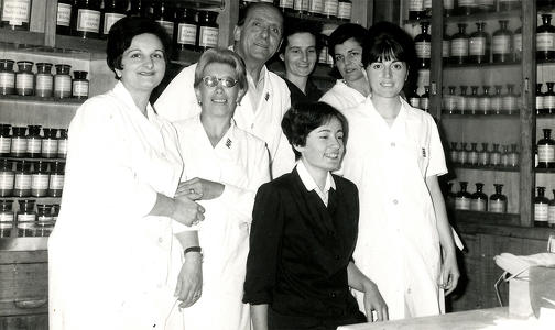 Lo staff della Famacia dell’Amarissimo agli inizi degli anni ’60