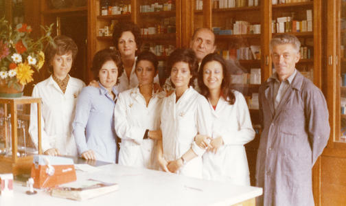 Il Dott. Enzo Innocenti con lo staff della Farmacia, all’inizio degli anni ’70.