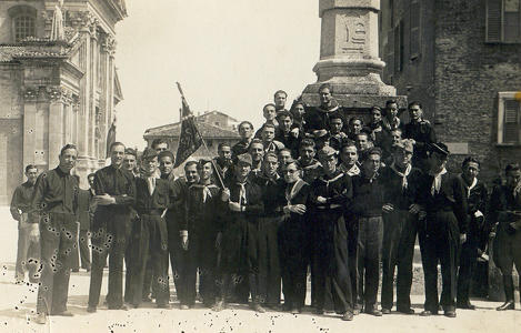 Enzo e altri studenti universitari a Urbino, all’inizio degli anni ’30.